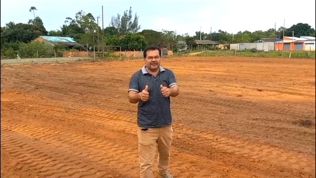 Vereadora Camila comemora início da revitalização do campo de futebol do Areal, em Conceição da Barra, no ES