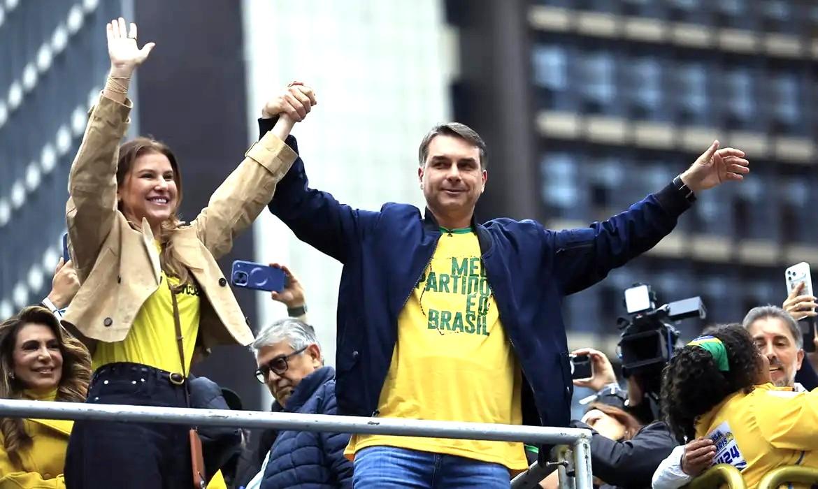 Flávio Bolsonaro propõe enxugar Estado e endurecer ações de segurança
