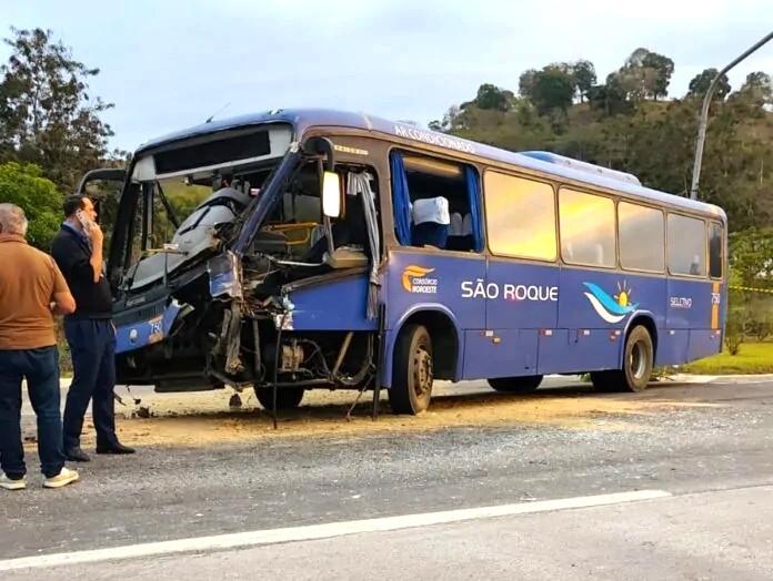 Grave acidente entre ônibus e caminhão deixa 13 feridos na BR-259, em Colatina, no ES