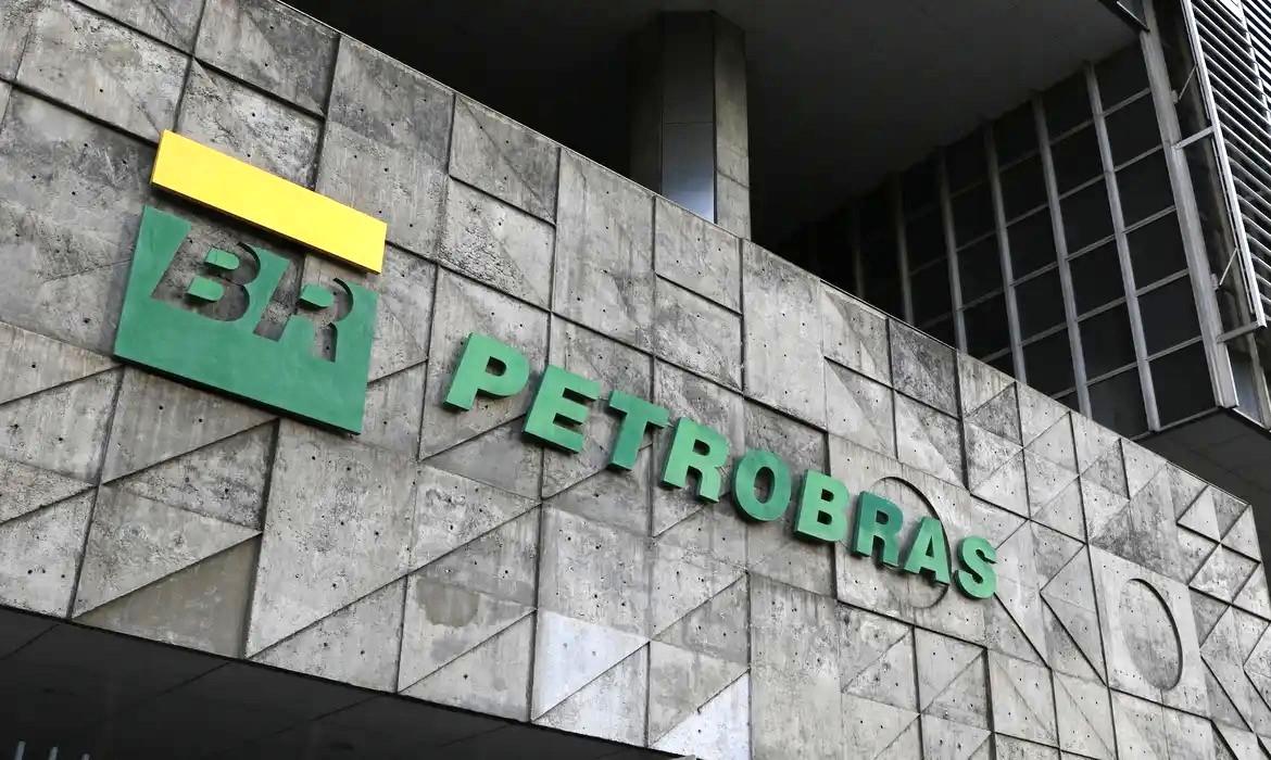 Petrobras batiza primeiro navio a navegar com tripulação 100% feminina