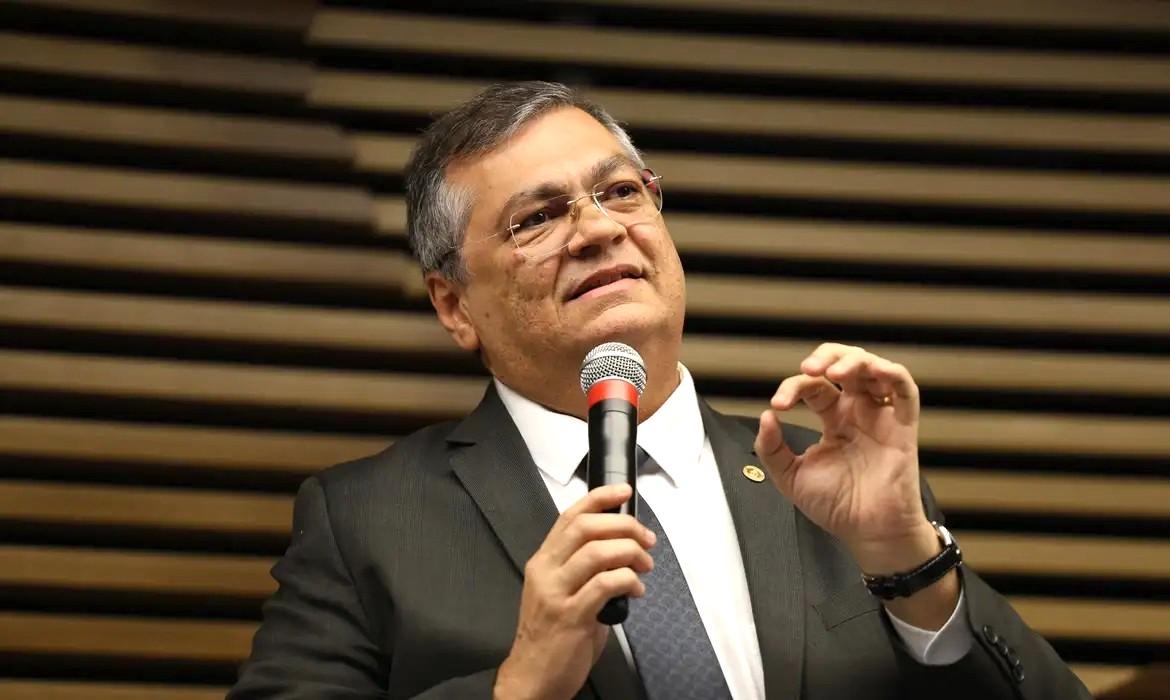 Dino cita Master e determina revisão de regras da CVM