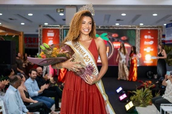Primeira mulher negra a conquistar o título, Ester Rocha é a nova Rainha do Cacau 2026