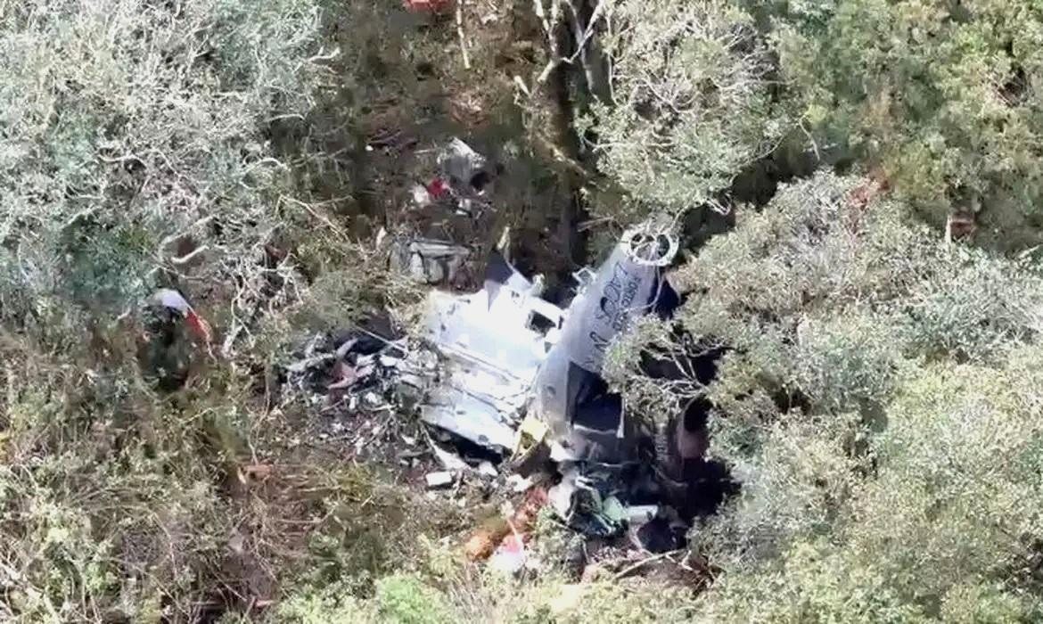 Bombeiros encontram helicóptero com corpo do cantor Rick