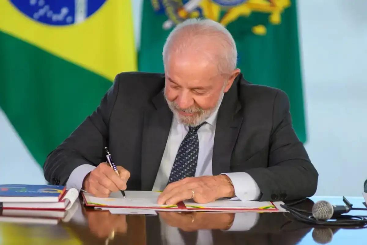 Presidente da República assina portarias de autorização para 19 novas unidades de institutos federais em 12 estados