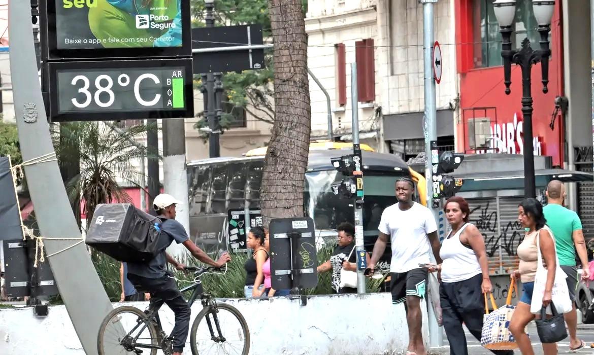 Inmet faz alerta para onda de calor em oito estados do país