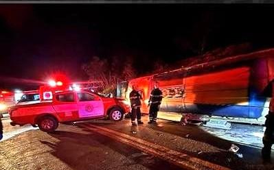 Ônibus de turismo tomba na BR-262, deixa três mortos e 44 feridos em Ibatiba, no ES