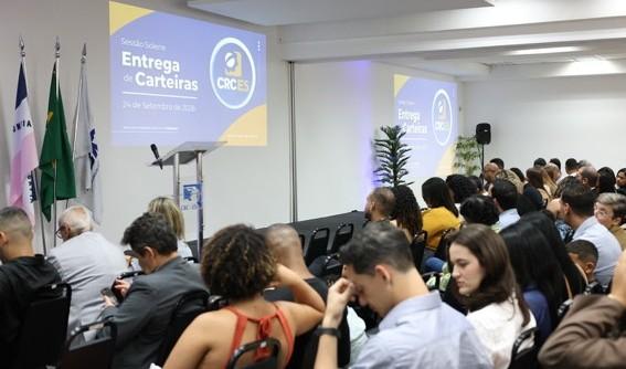 CRC-ES entrega carteira profissional a 41 contadores em solenidade, no ES