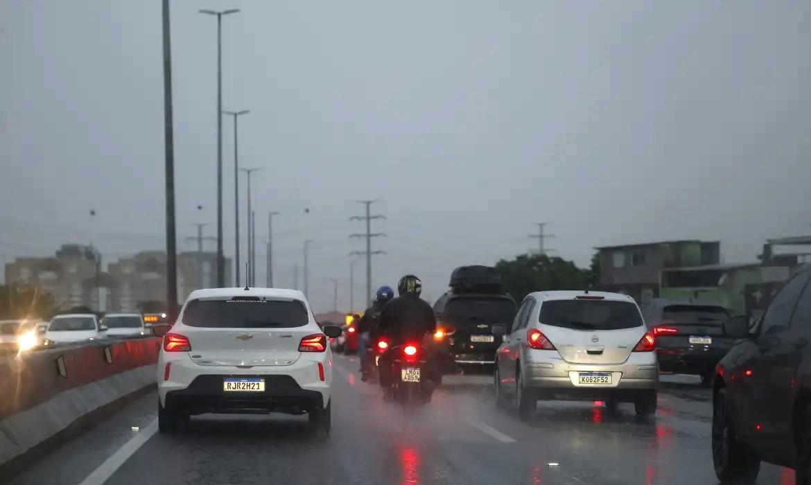 Ciclone e frente fria deixam Centro-Sul em alerta para tempestade