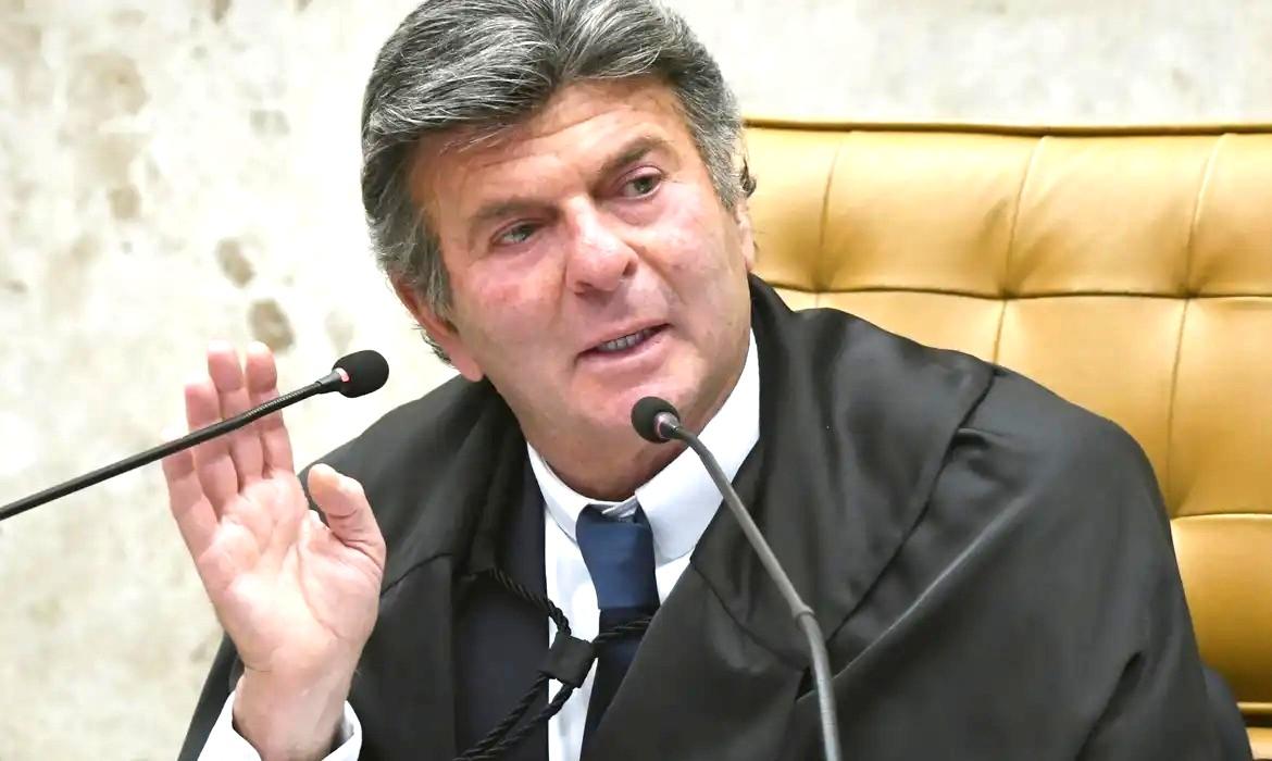 Fux suspende decisão de Dino que restabelecia posts de Nossa Senhora