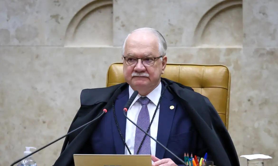 Fachin nega pedido para afastar Dino de ações sobre Flávio Bolsonaro