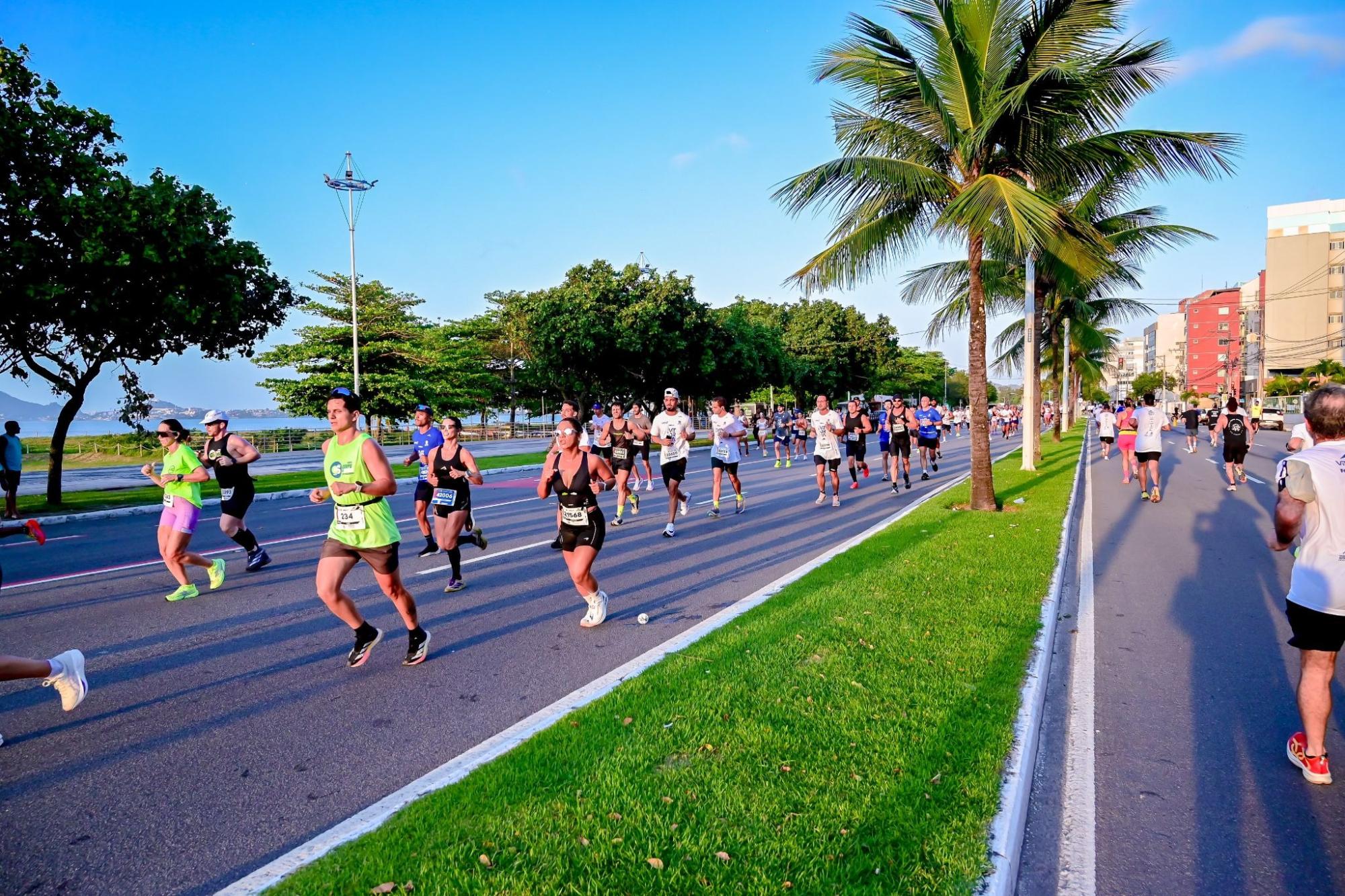 Corrida Grupo Águia Branca celebra 80 anos de história com provas de 3k, 5k e 10k na Orla de Camburi, em Vitória, no ES