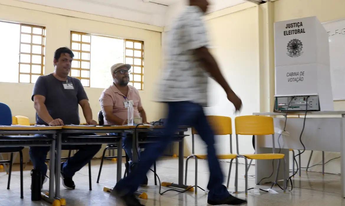 Cerca de 158,7 milhões de eleitores vão às urnas em todo o país neste domingo (4)
