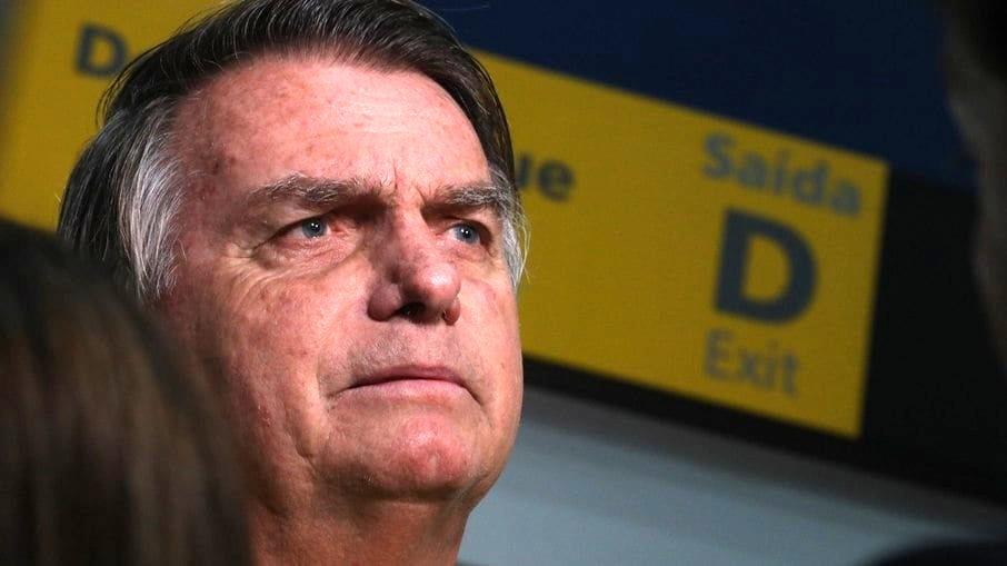 Bolsonaro pede liberação de visitas de Flávio na prisão domiciliar