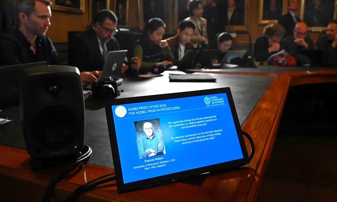 Belga que descobriu menor partícula do universo recebe Nobel da Física