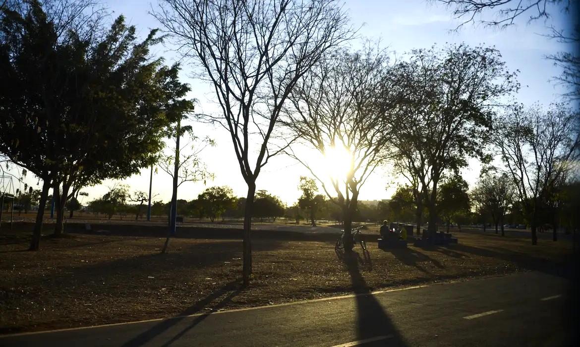 Calor e chuva persistem em grande parte do país