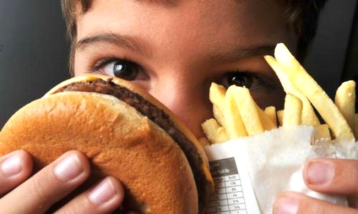 OMS lança guia para enfrentar obesidade em crianças e adolescentes