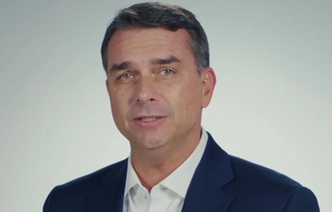 Flávio Bolsonaro recebe apoio de partidos e fala em mudar Constituição