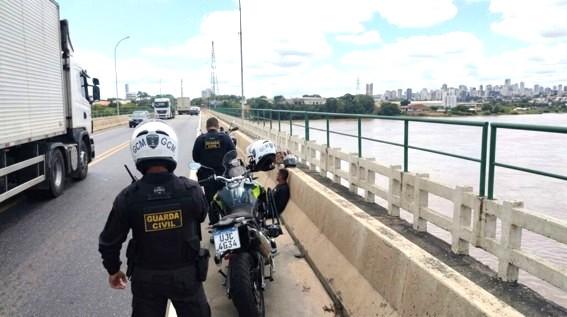 Suspeito de tentativa de homicídio na Serra é preso pela GCM na Ponte Joaquim Calmon, em Linhares, no ES