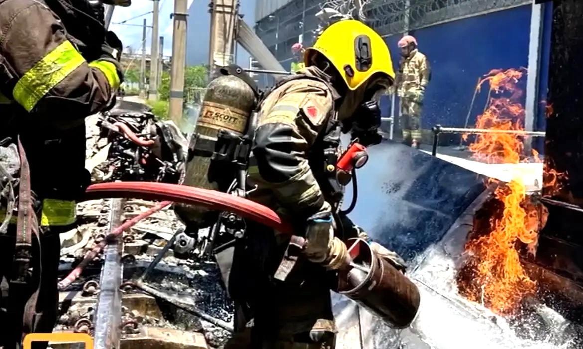 Piloto morre após queda de avião em pátio de manutenção do metrô de BH