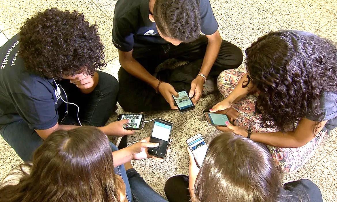 Pesquisa mostra que 82% são contra crianças de até 3 anos com celular