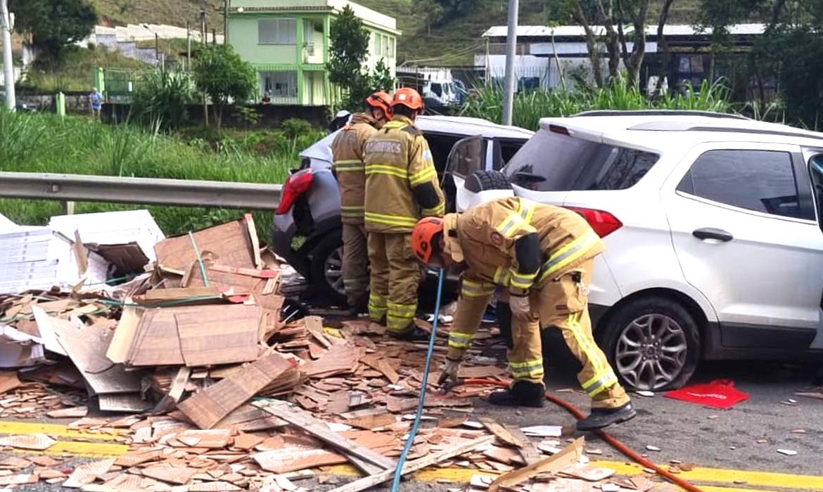 Grave acidente na BR-393 deixa cinco mortos e nove feridos