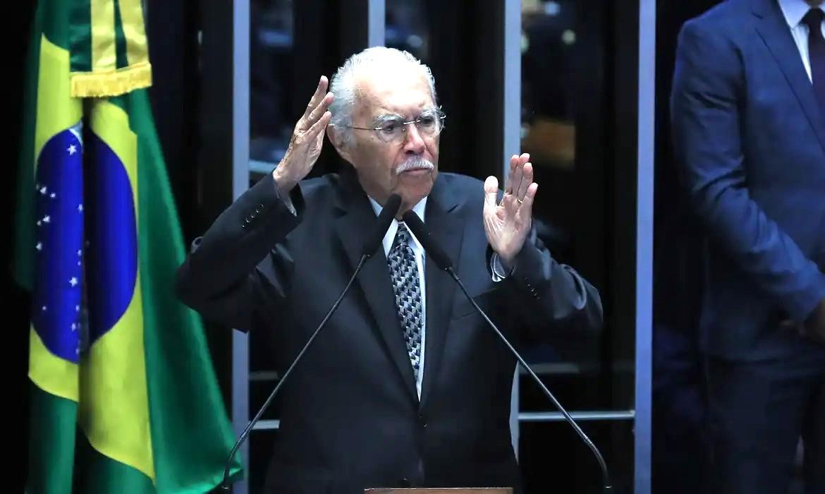 Ex-presidente José Sarney é internado em UTI após procedimento abdominal