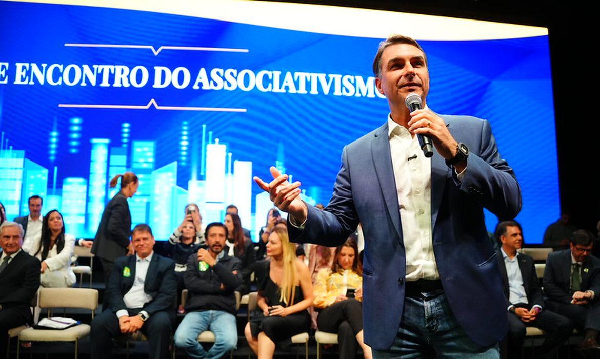 Flávio Bolsonaro faz visita ao pai em prisão domiciliar e recebe apoios em SP