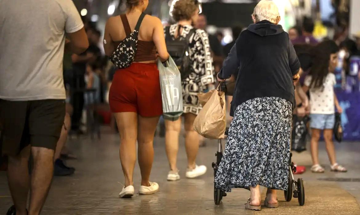 Corte amplo de gastos públicos afetaria área social, dizem economistas