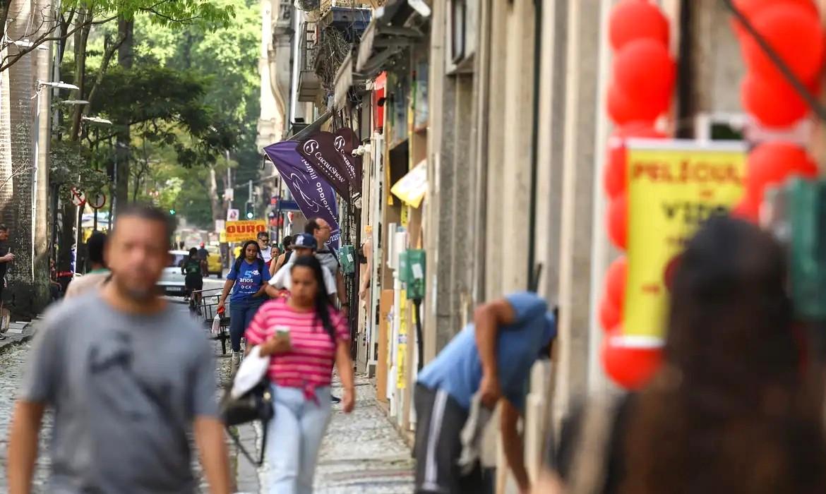 Fim da escala 6x1 traz esperança de mais tempo para família e saúde