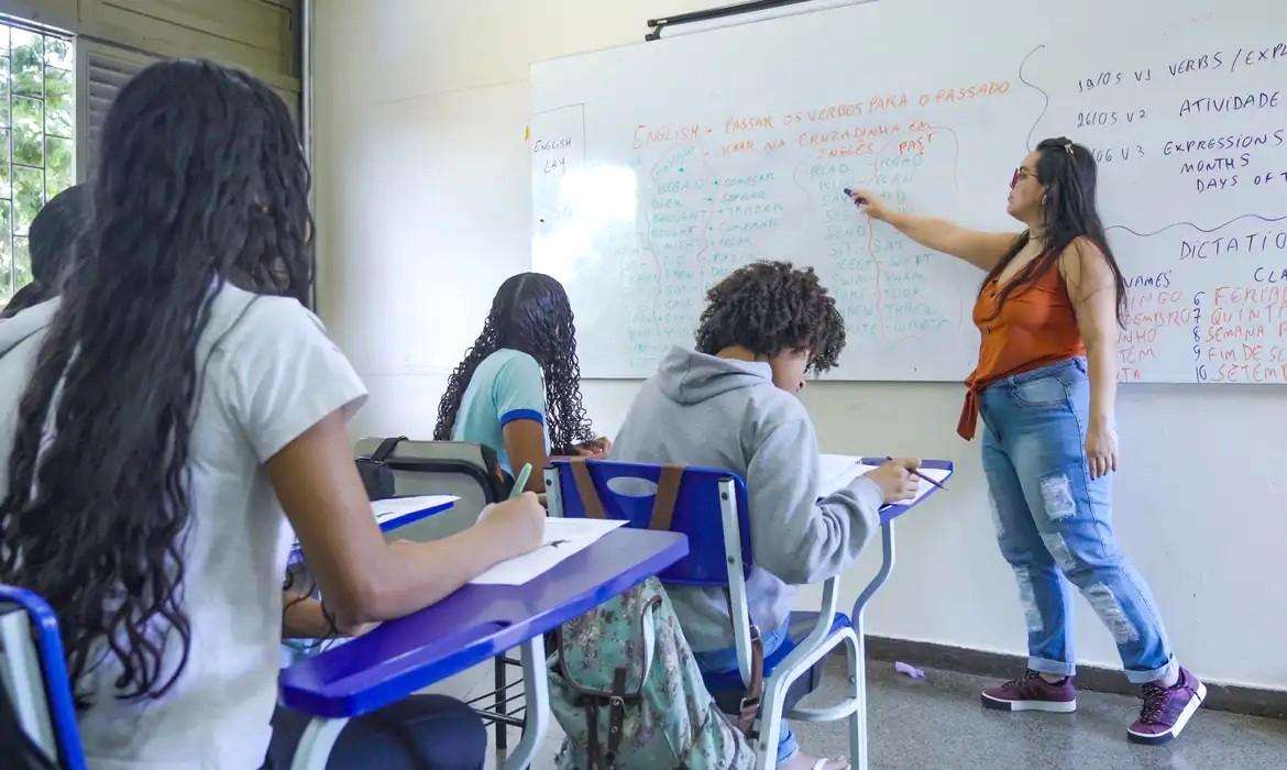 Flávio quer escolas militares Lula propõe ampliar educação integral