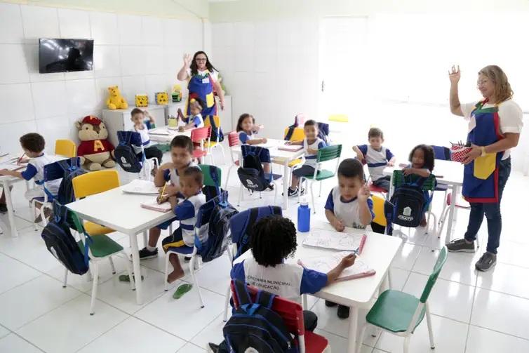 Flávio quer escolas militares Lula propõe ampliar educação integral