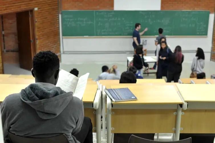 Flávio quer escolas militares Lula propõe ampliar educação integral