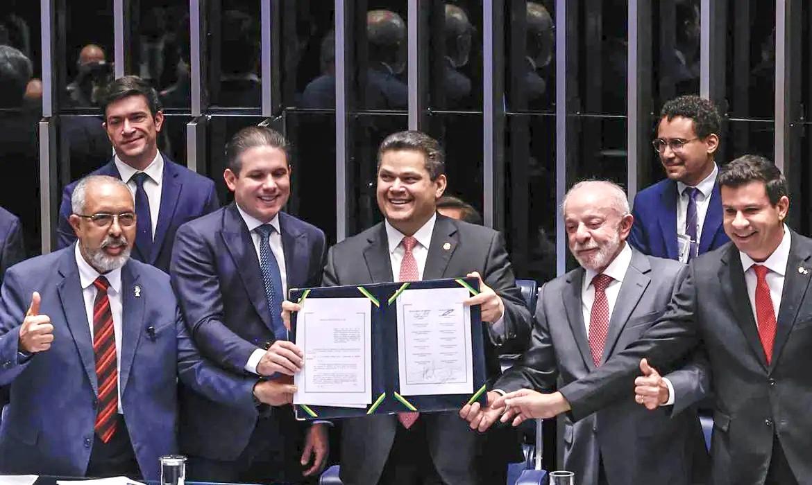 Congresso promulga emenda do fim da 6x1 escala 5x2 começa em 60 dias