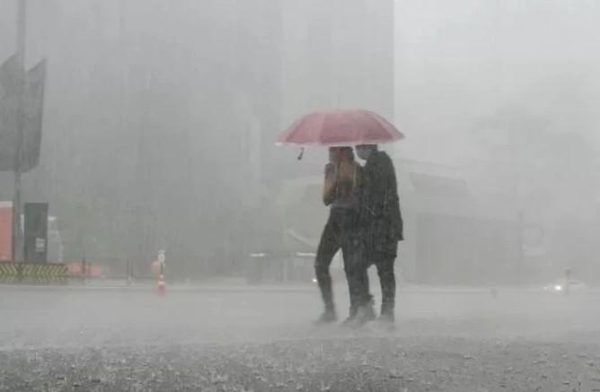 Frente fria avança pelo ES e mantém alerta para tempestades no fim de semana
