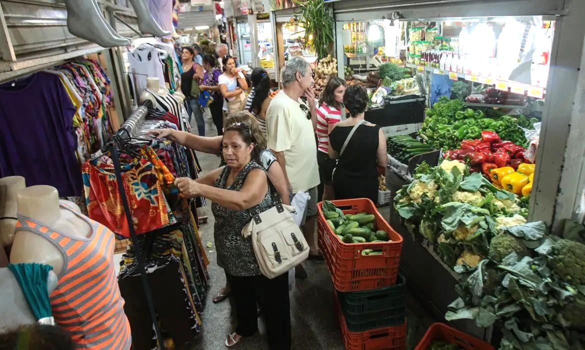 Cortes em auxílios sociais podem gerar retração em cidades do interior