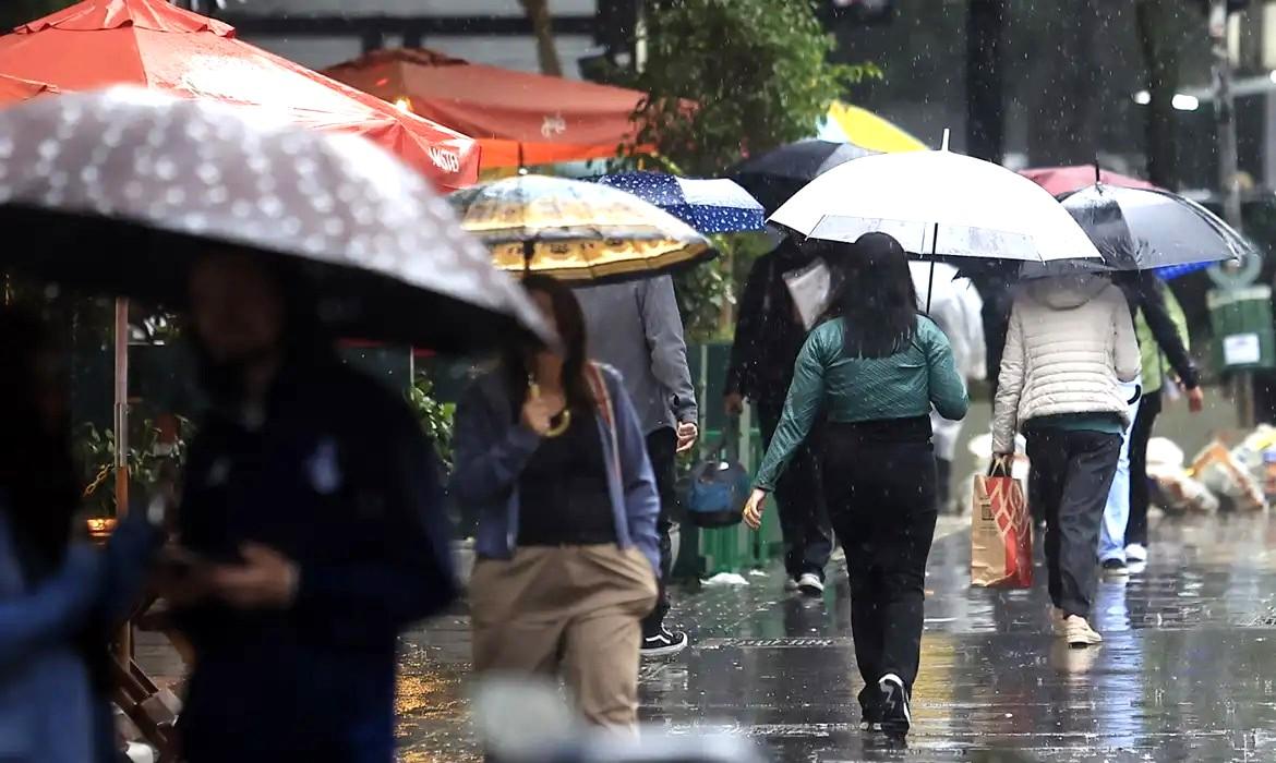 Domingo de eleição será chuvoso em boa parte do país