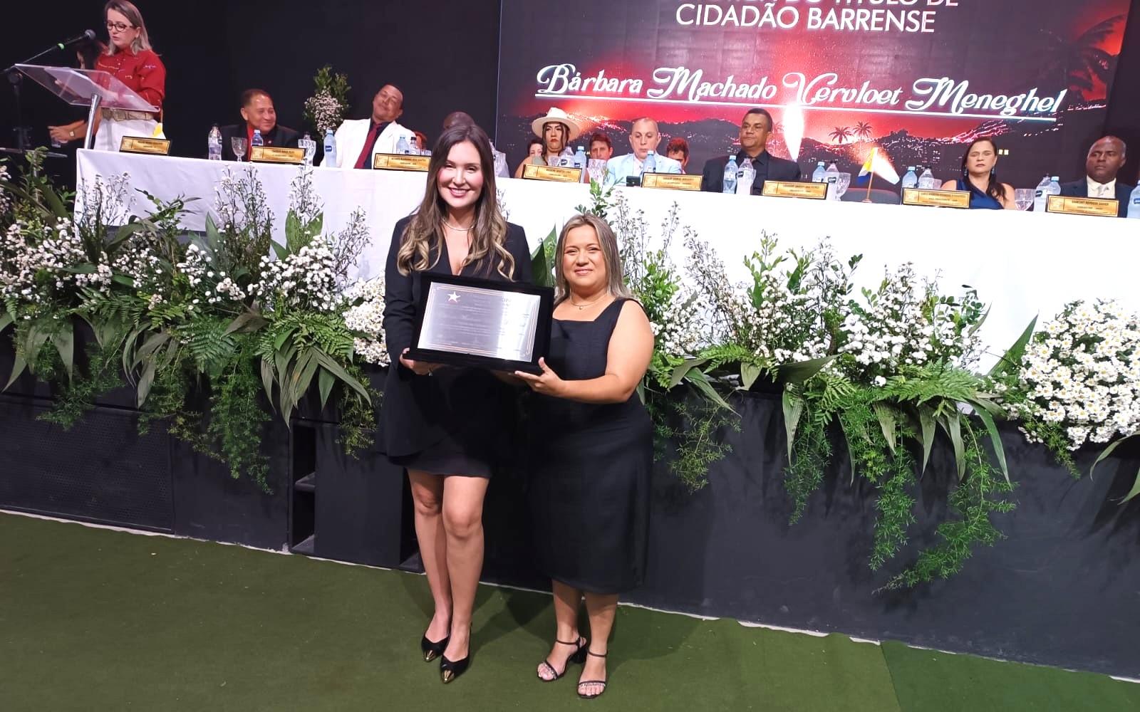 Vereadora Camila entrega Título de Cidadão Barrense a personalidades em sessão solene em Conceição da Barra, no ES