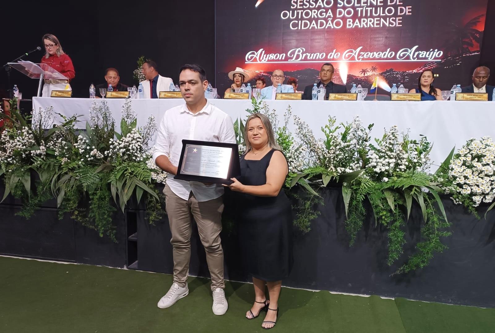 Vereadora Camila entrega Título de Cidadão Barrense a personalidades em sessão solene em Conceição da Barra, no ES