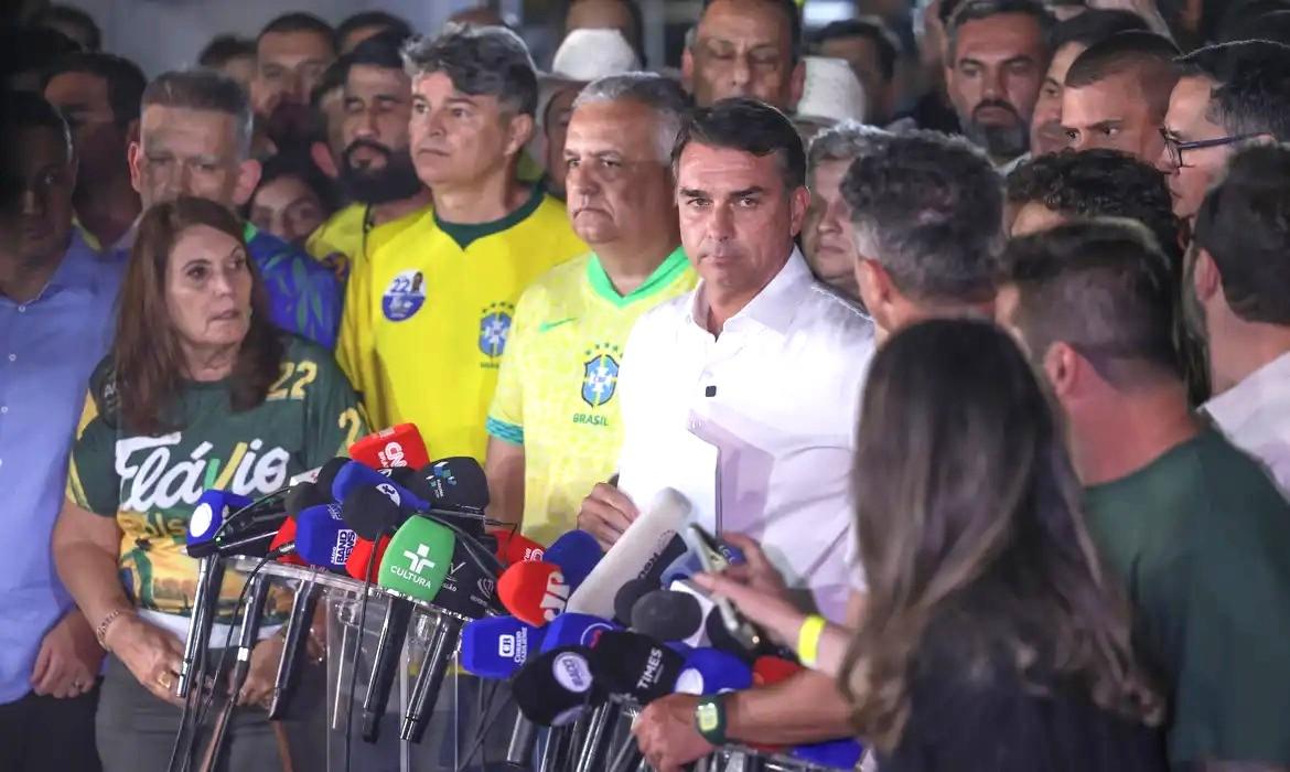 Moraes manda Flávio entregar passaporte e o proíbe de deixar o país