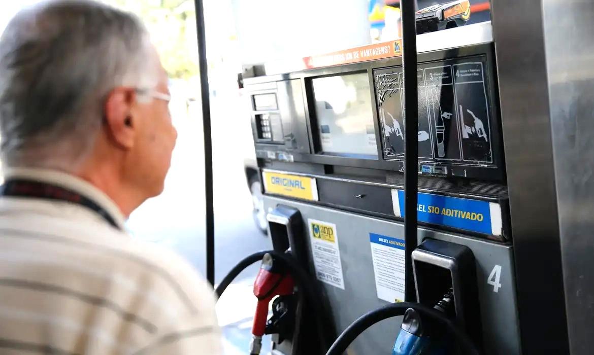 Governo prorroga por um mês subvenção de R$ 2,12 ao diesel