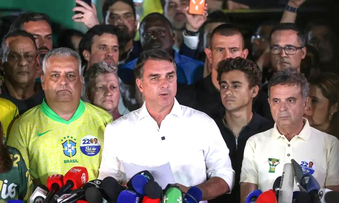 Flávio Bolsonaro cruza fronteira argentina e segue para o Equador