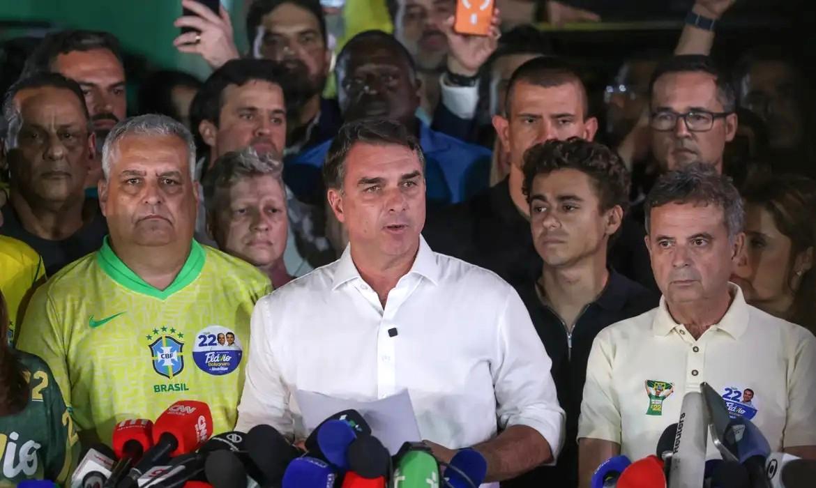 Investigações contra Flávio continuam no STF mesmo após fuga