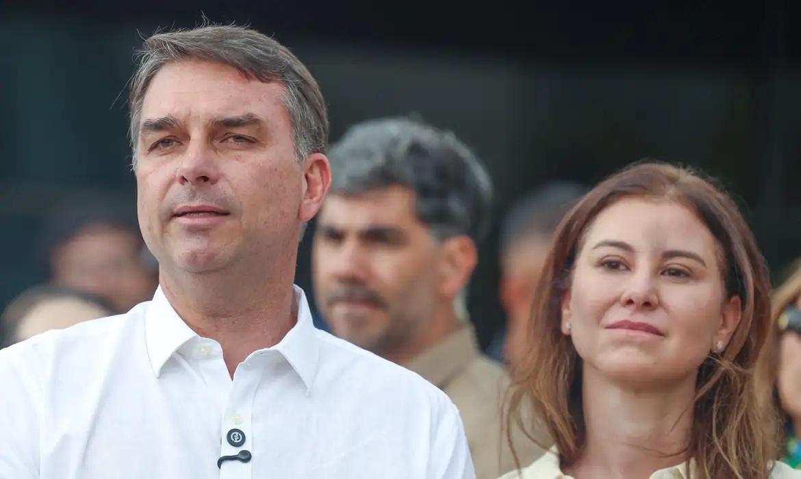 Avião com Flávio Bolsonaro e família segue  para Miami