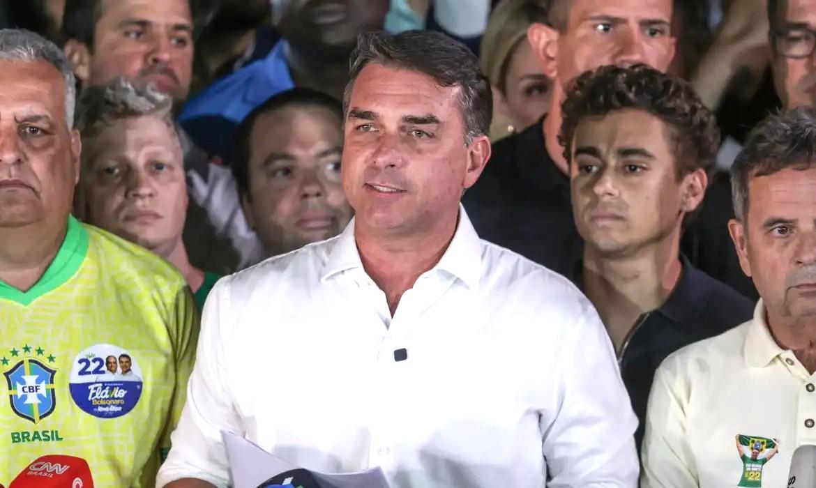Em carta, Flávio agradece Milei e Trump por apoio para fuga