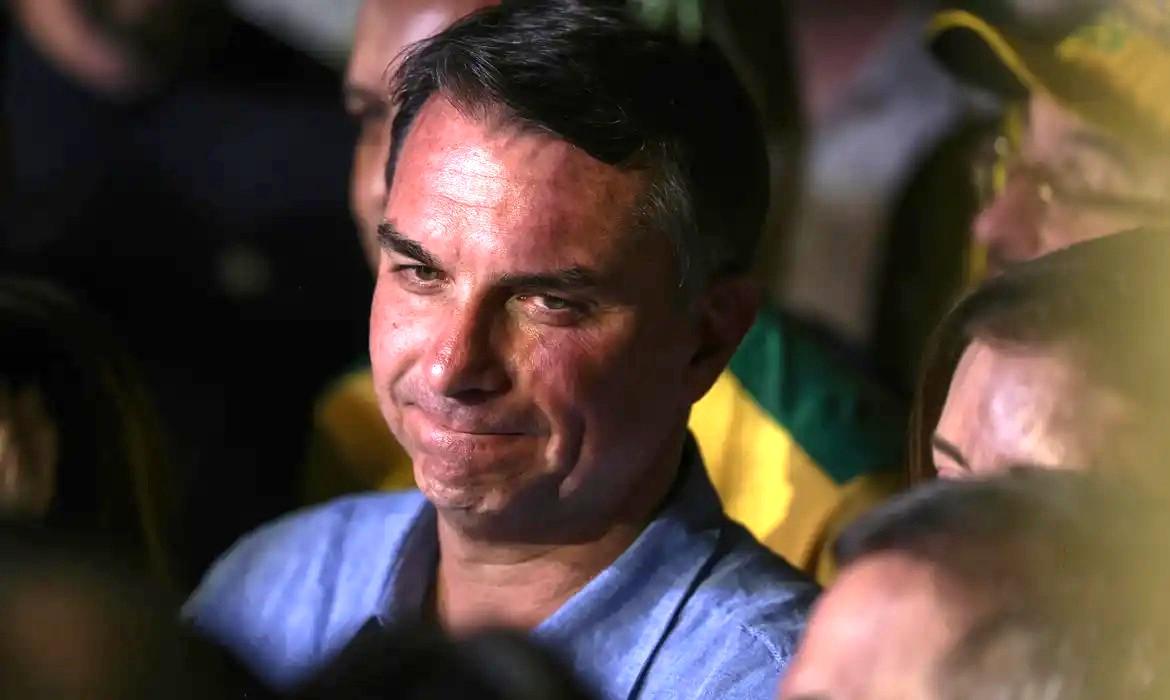 Fuga e carta ampliam isolamento de Flávio Bolsonaro