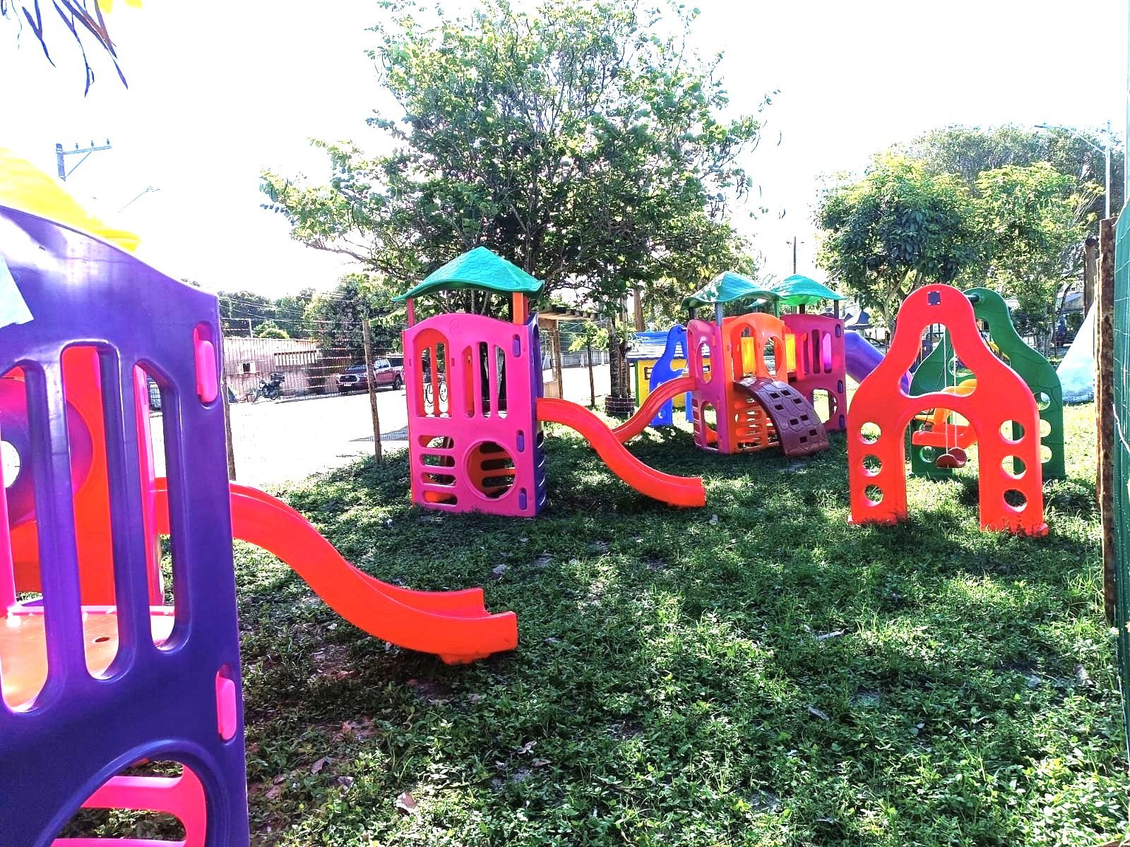 Vereadora Camila comemora implantação de parquinho infantil no bairro Novo Horizonte, em Conceição da Barra, ES
