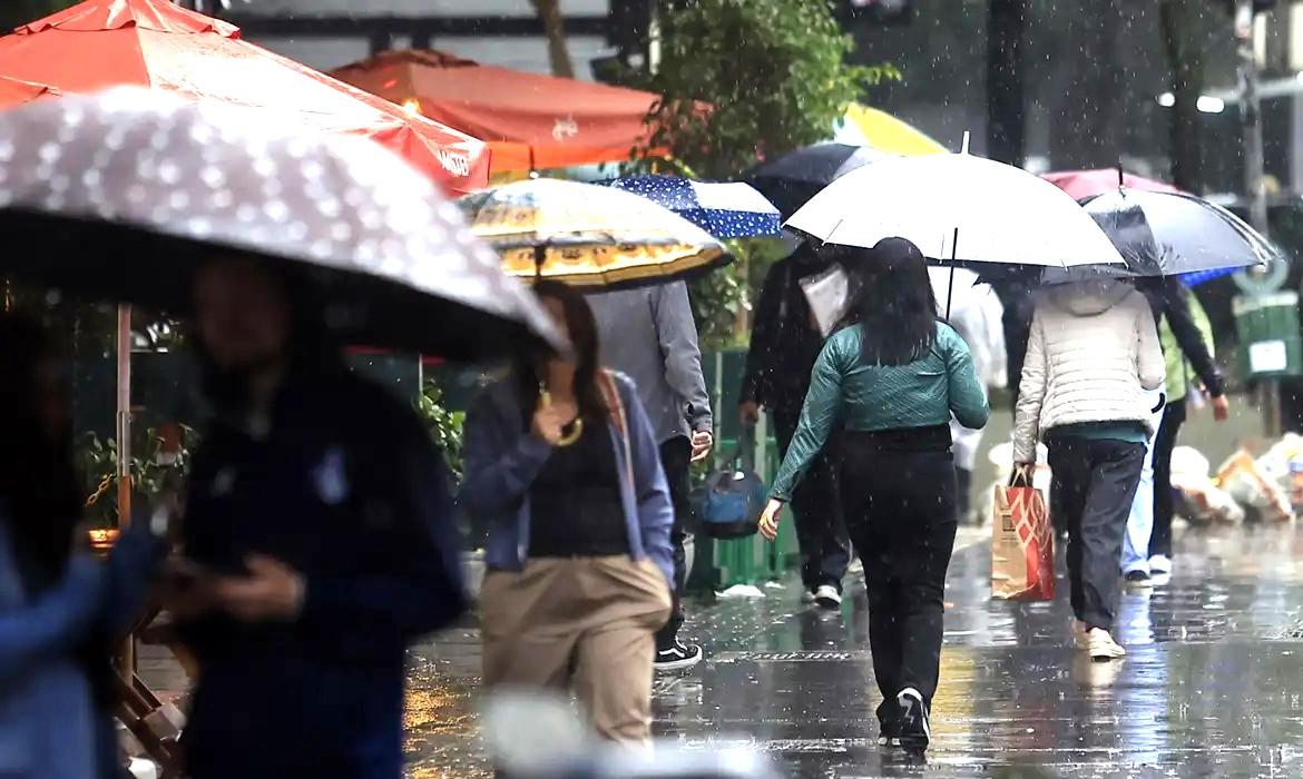 Chuvas fortes predominam nas regiões Sudeste e Centro-Oeste do país