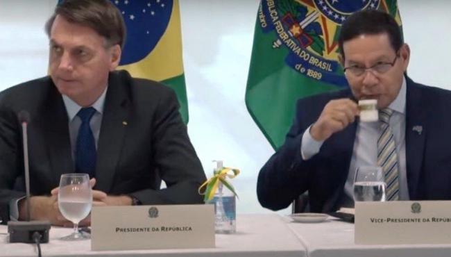 "Vou nomear mais militares, com civis não deu certo", diz Bolsonaro sobre Saúde