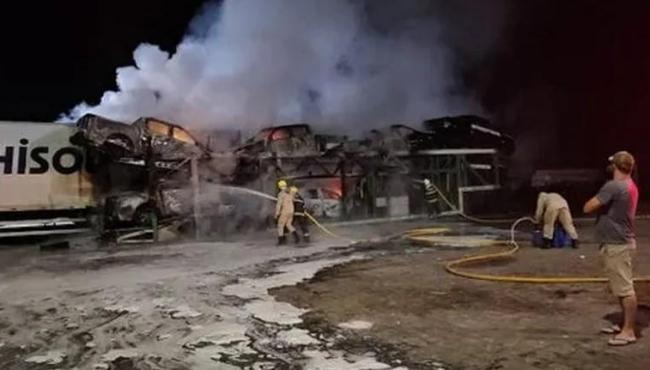 6 caminhonetes novas são destruídas em incêndio em cegonha parada em posto de combustíveis no ES