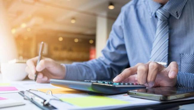 63% dos brasileiros apontam parcelamento como uma forma de quitar dívidas, mostra Serasa